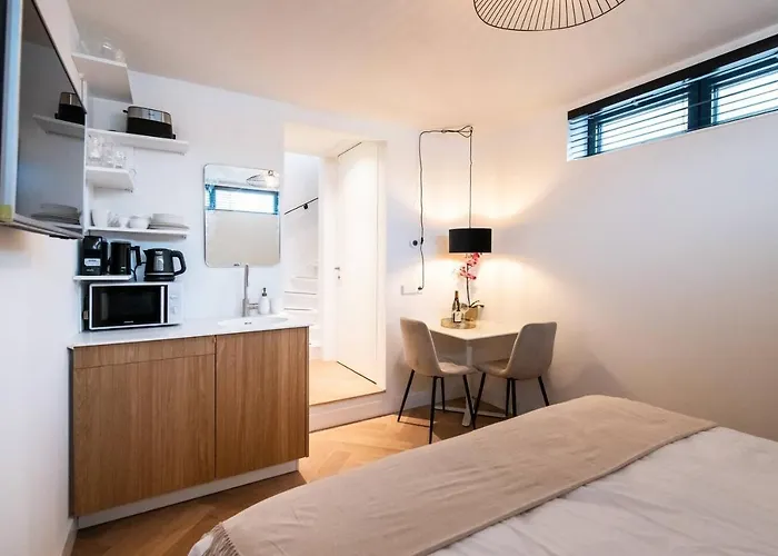 Beautiful Amstel Houseboat